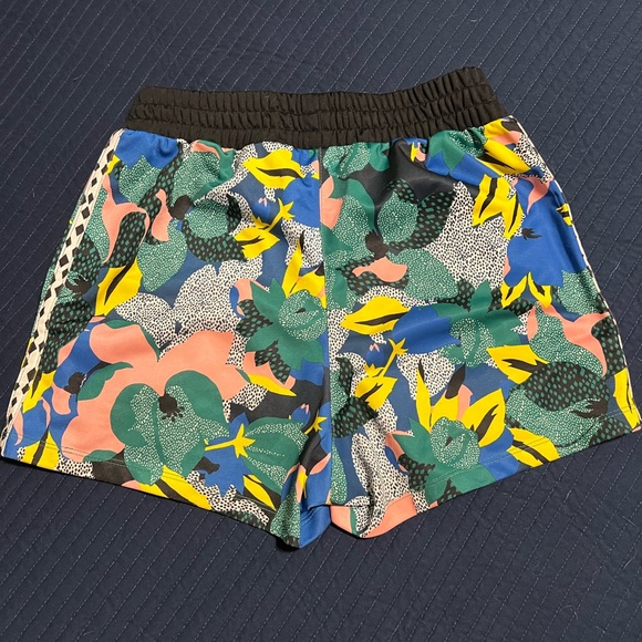 Adidas women’s patterned active shorts - Picture 2 of 3